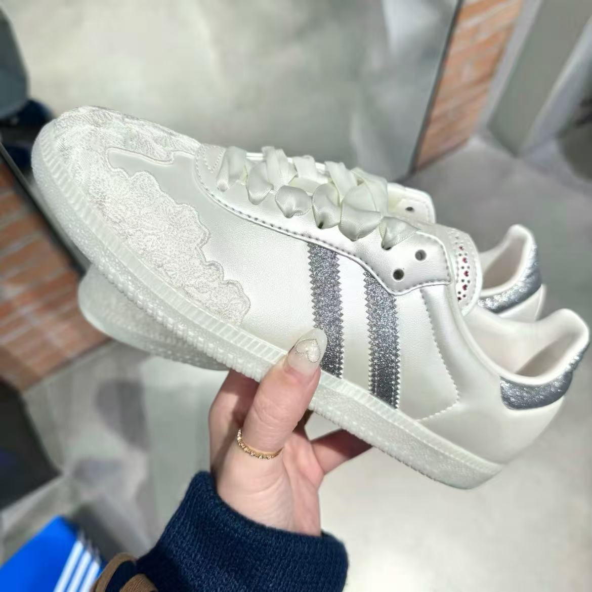 New Model Sam Og Valentine's Day Edition Comfortable Fit German Training Shoes Women's Chalk White Hp3658 36- detail image